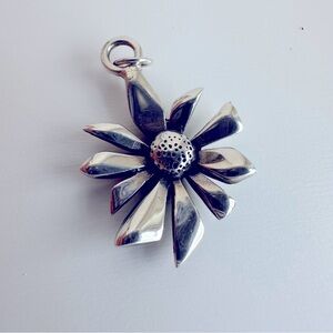 STERLING SILVER FLOWER PENDANT.